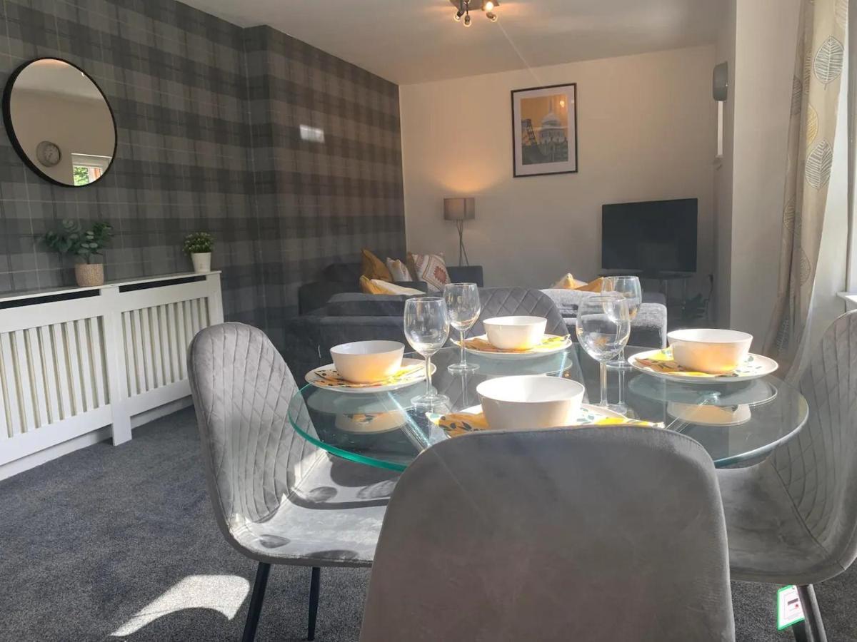 Modern 2 Bedroom Flat With Free Parking In Cambuslang, Glasgow Luaran gambar